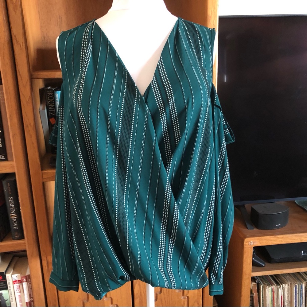EUC Worthington Cold Shoulder Blouse